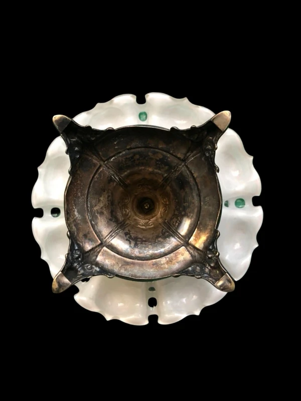 Alzata centrotavola tripode in argento con coppa in cristallo incamiciato e molato