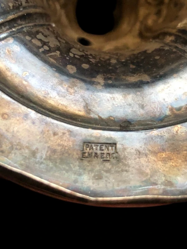 Alzata centrotavola tripode in argento con coppa in cristallo incamiciato e molato