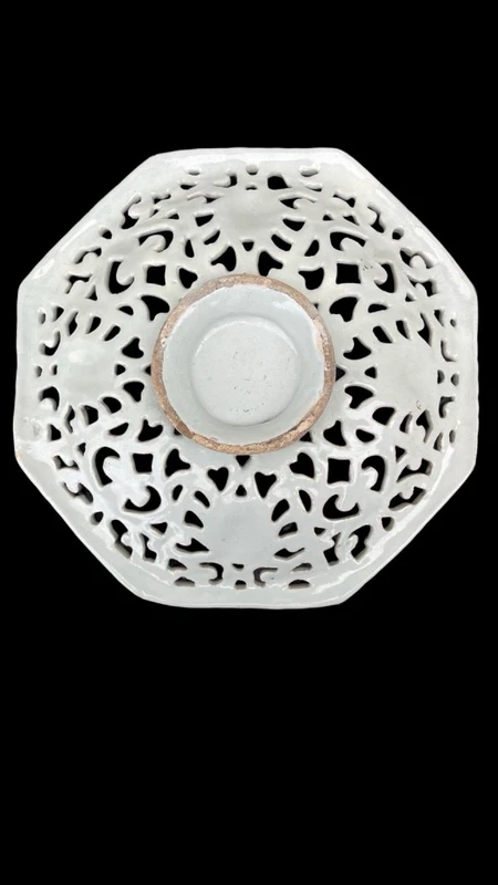 An octagonal plate made of openwork majolica with a monochrome blue rocaille design