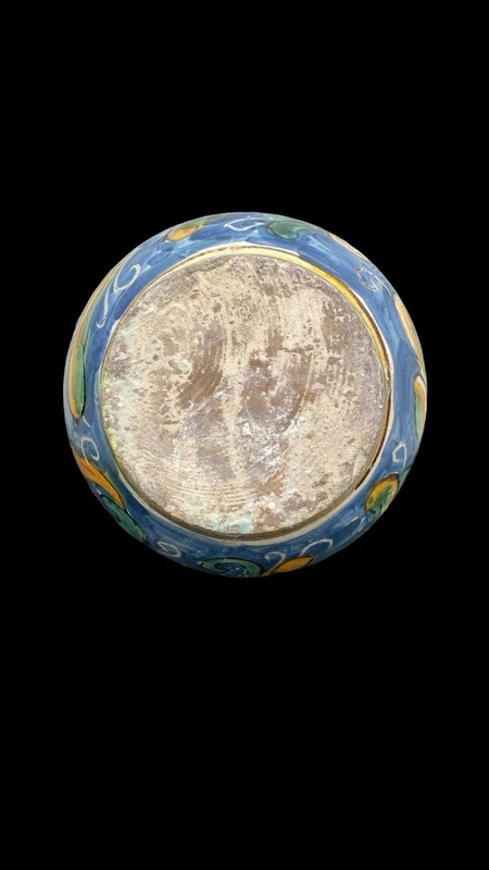 Vaso bottiglia in maiolica a corpo globulare e collo stretto con bordo estroflesso.