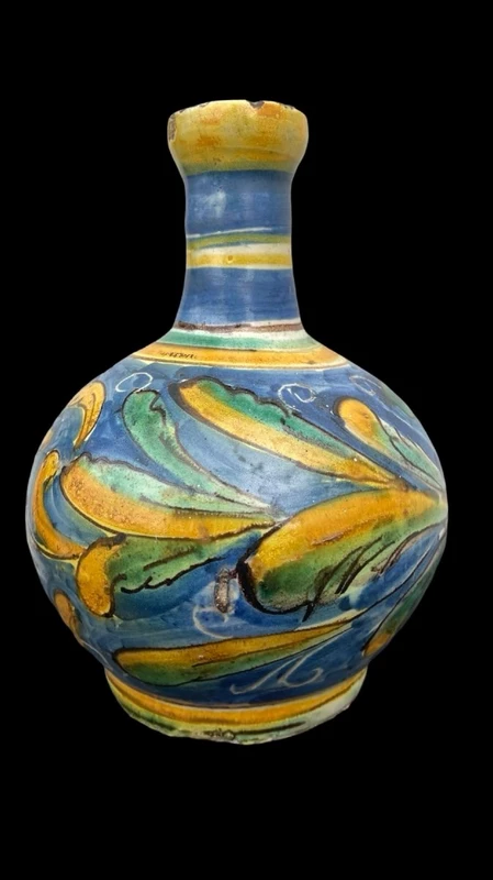 Vaso bottiglia in maiolica a corpo globulare e collo stretto con bordo estroflesso.
