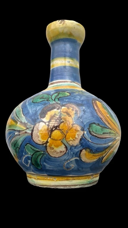 Vaso bottiglia in maiolica a corpo globulare e collo stretto con bordo estroflesso.