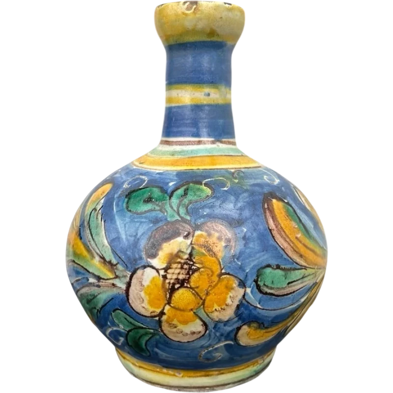 Vaso bottiglia in maiolica a corpo globulare e collo stretto con bordo estroflesso.