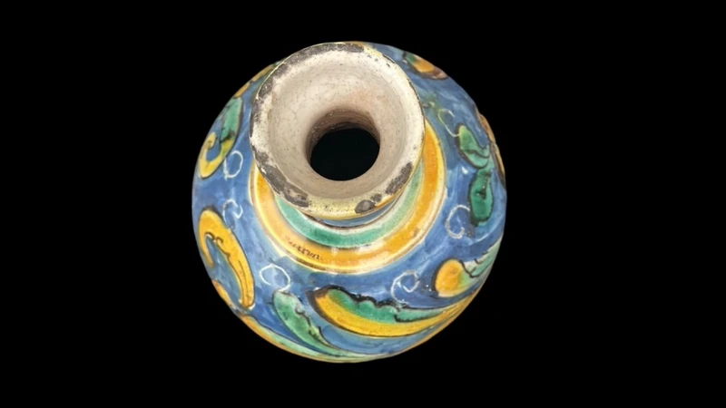 Vaso bottiglia in maiolica a corpo globulare e collo stretto con bordo estroflesso.
