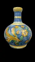 Vaso bottiglia in maiolica a corpo globulare e collo stretto con bordo estroflesso.