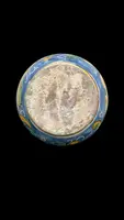 Vaso bottiglia in maiolica a corpo globulare e collo stretto con bordo estroflesso.