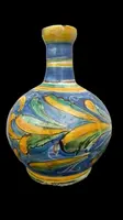 Vaso bottiglia in maiolica a corpo globulare e collo stretto con bordo estroflesso.