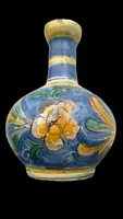 Vaso bottiglia in maiolica a corpo globulare e collo stretto con bordo estroflesso.