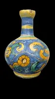 Vaso bottiglia in maiolica a corpo globulare e collo stretto con bordo estroflesso.