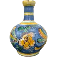 Vaso bottiglia in maiolica a corpo globulare e collo stretto con bordo estroflesso.