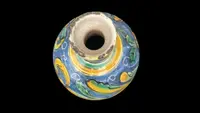 Vaso bottiglia in maiolica a corpo globulare e collo stretto con bordo estroflesso.
