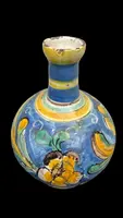 Vaso bottiglia in maiolica a corpo globulare e collo stretto con bordo estroflesso.