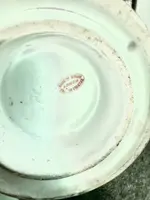 Coppia di vasi biansati in porcellana policroma con scene floreali e uccellini.Ginori