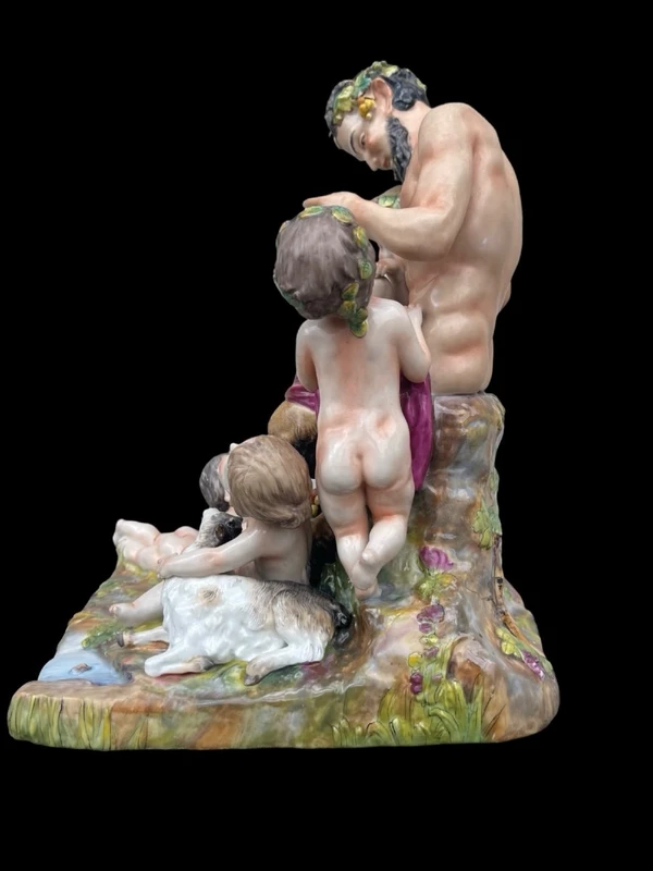 Ensemble en porcelaine polychrome représentant un faune et des putti dans un décor champêtre. Manufacture Ginori.