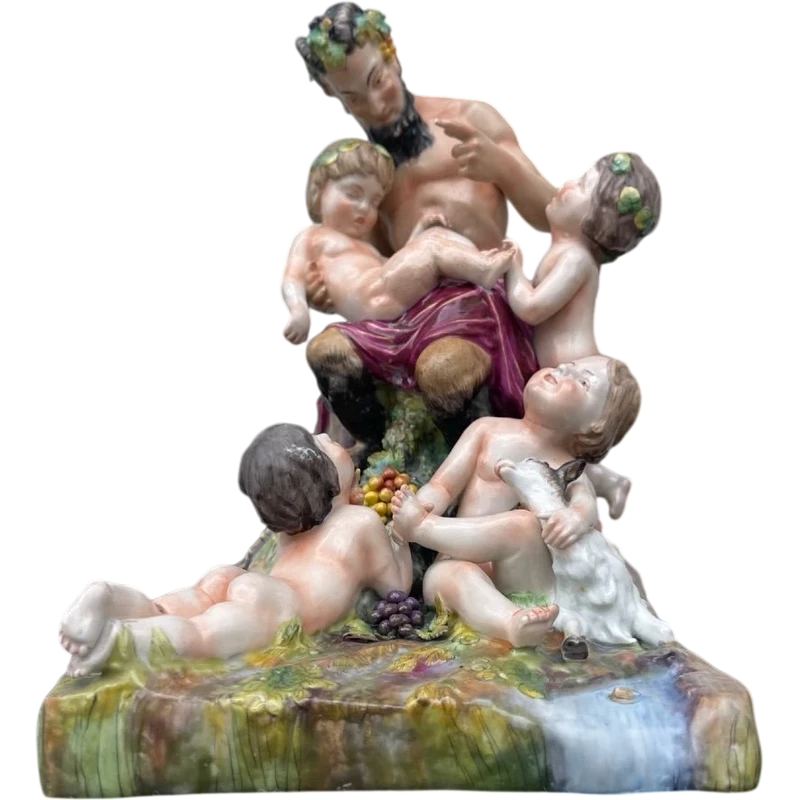 Ensemble en porcelaine polychrome représentant un faune et des putti dans un décor champêtre. Manufacture Ginori.