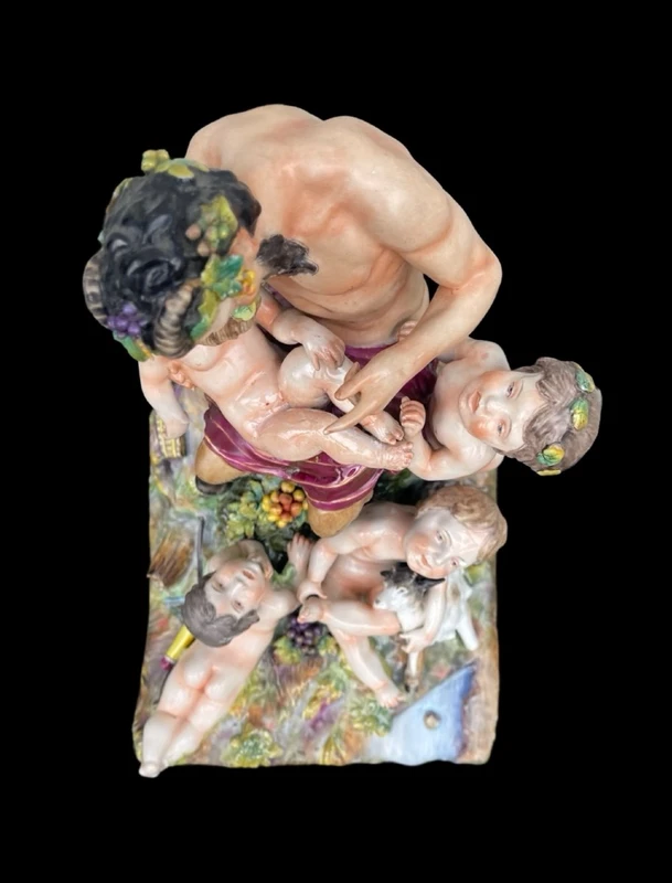 Ensemble en porcelaine polychrome représentant un faune et des putti dans un décor champêtre. Manufacture Ginori.