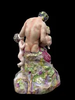 Ensemble en porcelaine polychrome représentant un faune et des putti dans un décor champêtre. Manufacture Ginori.
