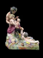Ensemble en porcelaine polychrome représentant un faune et des putti dans un décor champêtre. Manufacture Ginori.
