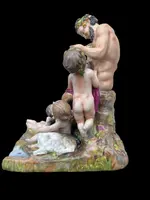 Ensemble en porcelaine polychrome représentant un faune et des putti dans un décor champêtre. Manufacture Ginori.