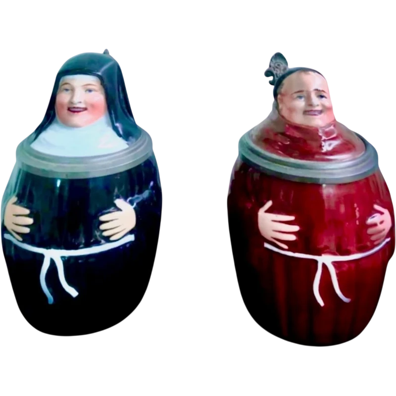 Coppia di boccali in porcellana  e peltro  a forma di prete e suora