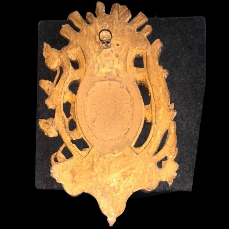 Bénitier en bois et feuille d'or, orné de motifs rocaille, de chérubins, d'épis et de sarments de vigne.