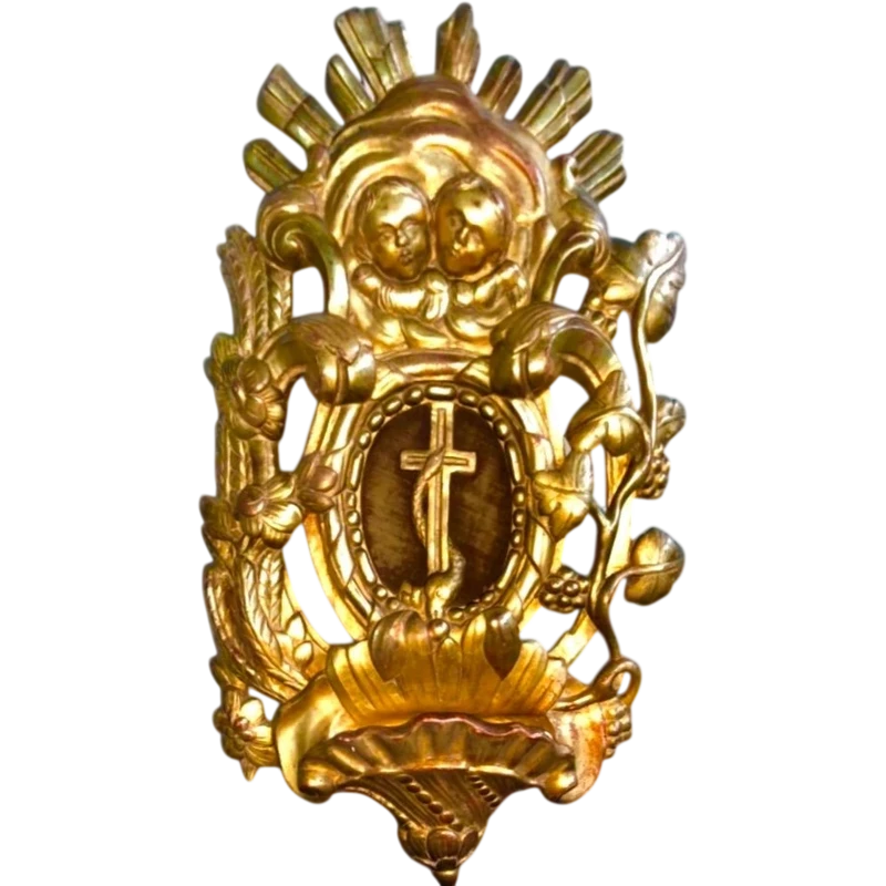 Bénitier en bois et feuille d'or, orné de motifs rocaille, de chérubins, d'épis et de sarments de vigne.
