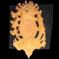 Bénitier en bois et feuille d'or, orné de motifs rocaille, de chérubins, d'épis et de sarments de vigne.
