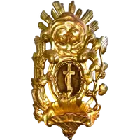 Bénitier en bois et feuille d'or, orné de motifs rocaille, de chérubins, d'épis et de sarments de vigne.