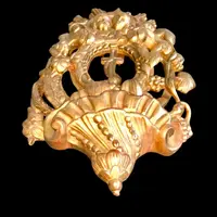 Bénitier en bois et feuille d'or, orné de motifs rocaille, de chérubins, d'épis et de sarments de vigne.