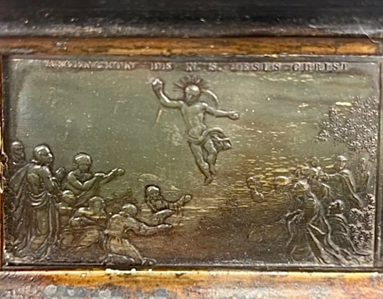 Bas-relief en corne avec cadre en bois représentant l'Ascension du Christ.