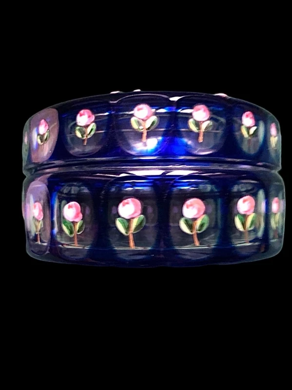 Box made of coated and faceted crystal with enamel decorations featuring floral motifs