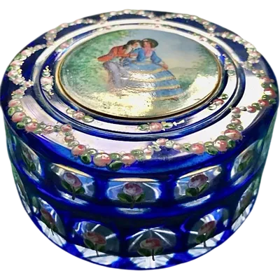 Box made of coated and faceted crystal with enamel decorations featuring floral motifs