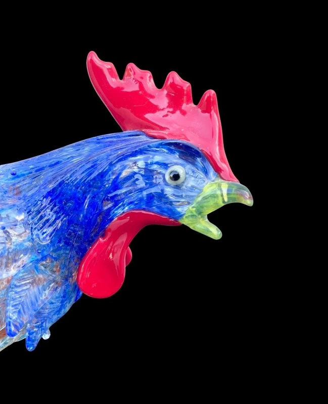 Coq en verre épais multicolore avec incrustation de feuille d'or.