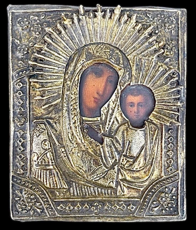 Icône représentant la Vierge à l'Enfant, avec un visage peint et une structure en feuille d'argent.