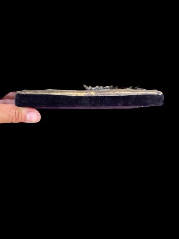 Icône représentant la Vierge à l'Enfant, avec un visage peint et une structure en feuille d'argent.