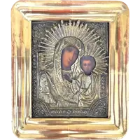 Icône représentant la Vierge à l'Enfant, avec un visage peint et une structure en feuille d'argent.