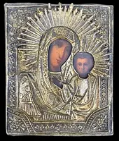 Icône représentant la Vierge à l'Enfant, avec un visage peint et une structure en feuille d'argent.