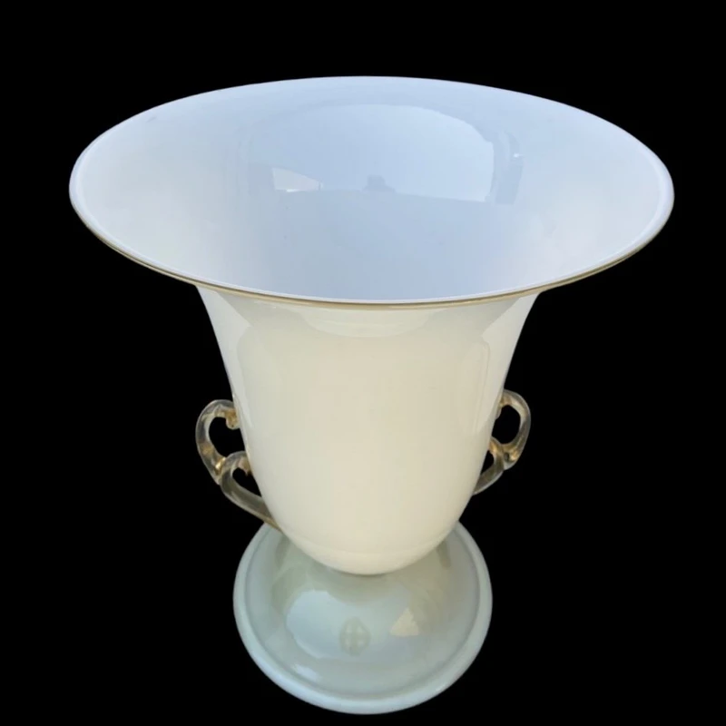 Lampe en forme de coupe en verre doublé de couleur ambre-laiteux, à deux anses, avec des incrustations en or.