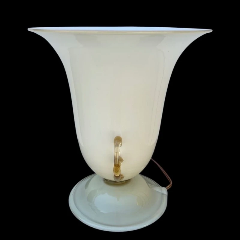 Lampe en forme de coupe en verre doublé de couleur ambre-laiteux, à deux anses, avec des incrustations en or.