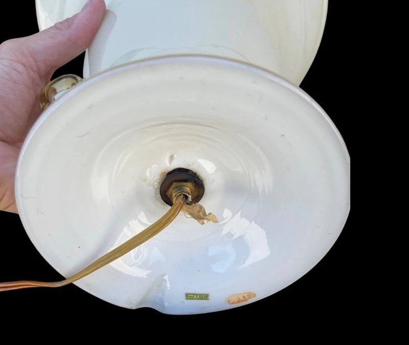 Lampe en forme de coupe en verre doublé de couleur ambre-laiteux, à deux anses, avec des incrustations en or.