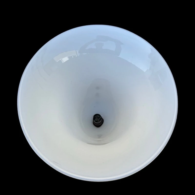 Lampe en forme de coupe en verre doublé de couleur ambre-laiteux, à deux anses, avec des incrustations en or.