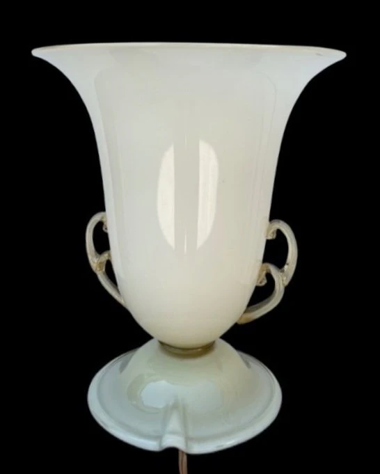 Lampe en forme de coupe en verre doublé de couleur ambre-laiteux, à deux anses, avec des incrustations en or.