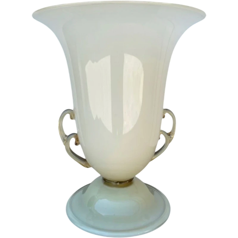 Lampe en forme de coupe en verre doublé de couleur ambre-laiteux, à deux anses, avec des incrustations en or.