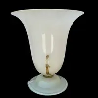 Lampe en forme de coupe en verre doublé de couleur ambre-laiteux, à deux anses, avec des incrustations en or.