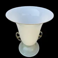 Lampe en forme de coupe en verre doublé de couleur ambre-laiteux, à deux anses, avec des incrustations en or.