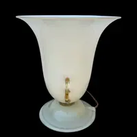 Lampe en forme de coupe en verre doublé de couleur ambre-laiteux, à deux anses, avec des incrustations en or.
