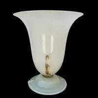 Lampe en forme de coupe en verre doublé de couleur ambre-laiteux, à deux anses, avec des incrustations en or.
