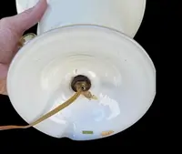Lampe en forme de coupe en verre doublé de couleur ambre-laiteux, à deux anses, avec des incrustations en or.