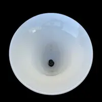 Lampe en forme de coupe en verre doublé de couleur ambre-laiteux, à deux anses, avec des incrustations en or.