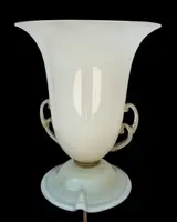Lampe en forme de coupe en verre doublé de couleur ambre-laiteux, à deux anses, avec des incrustations en or.